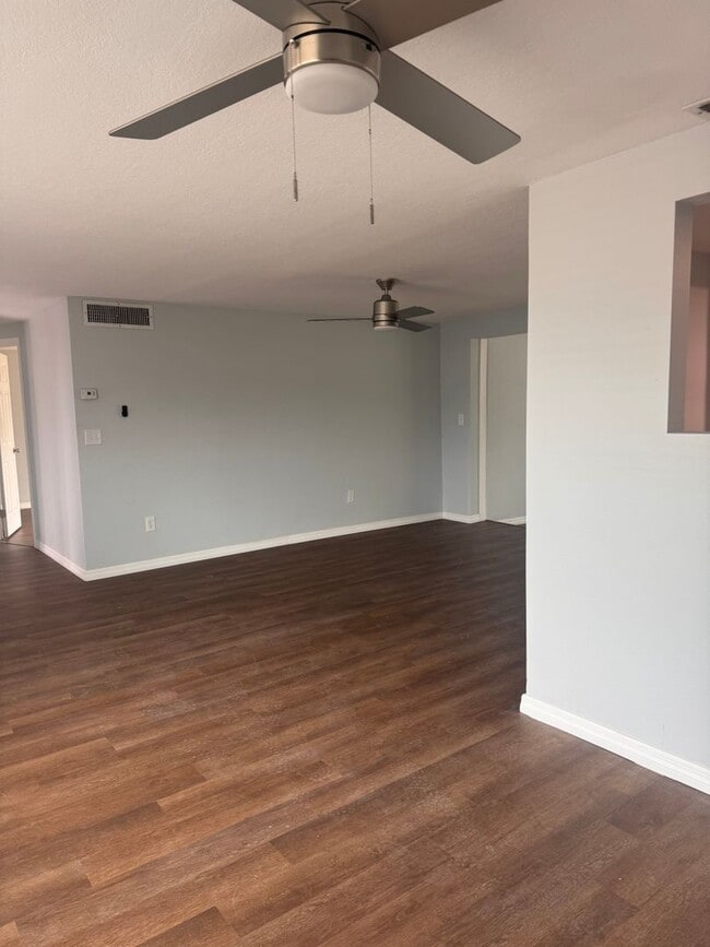 Building Photo - Renovated 2/2 available now !