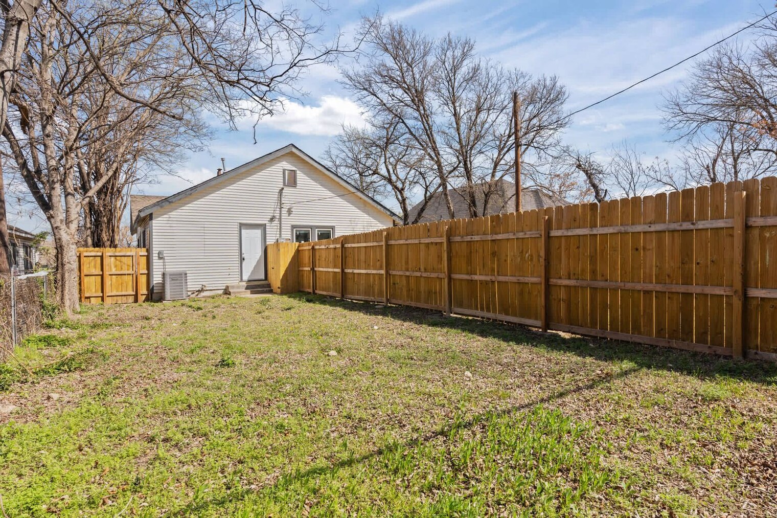 Building Photo - 1004 E Powell Ave