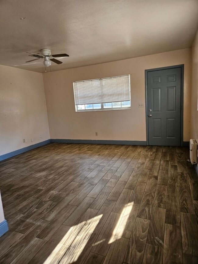 Building Photo - Affordable 2 Bedroom, 1 Bath half duplex i...