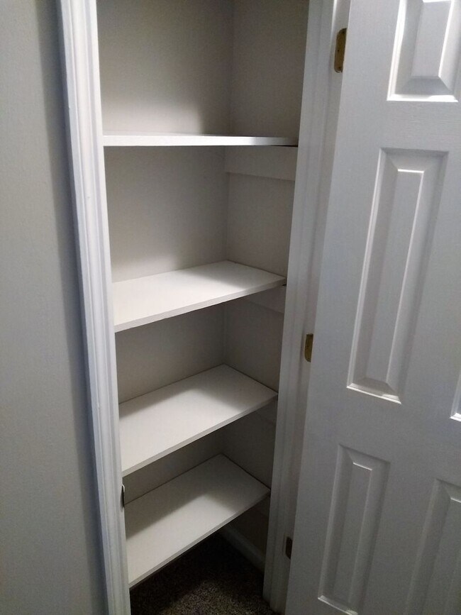 Building Photo - UPDATED & SPACIOUS 3 Bedroom 2 Bathroom home close to SHOPPING & FT BRAGG!!