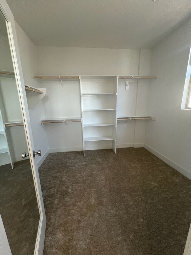 Building Photo - Camarillo - Newer 4 bedroom, 3.5 home