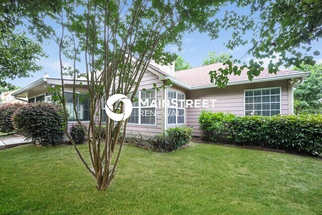 Building Photo - 3 Bedroom Pet-Friendly Home in Atlanta, GA with Main Street Renewal