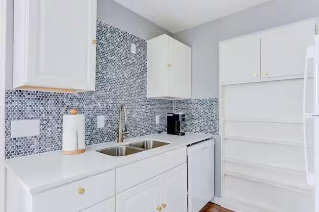 Building Photo - 2005 Cheshire Dr