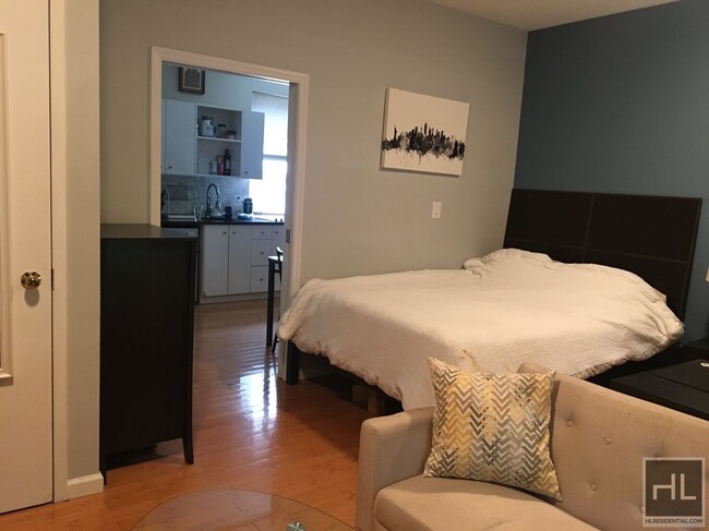 Building Photo - Gorgeous studio prime location on Ditmars ...