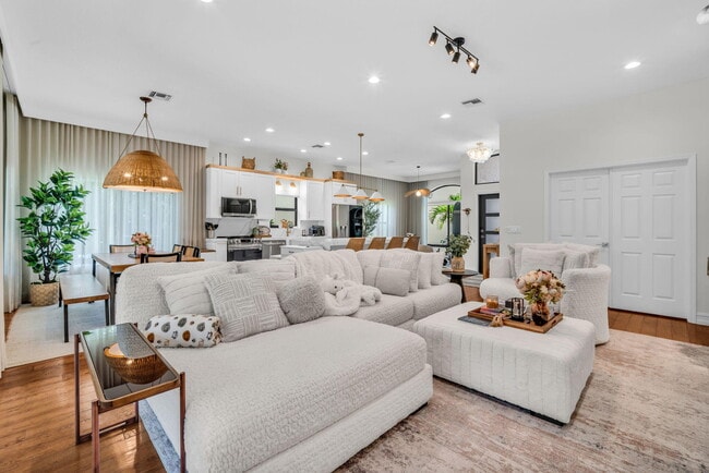 Building Photo - 10852 La Salinas Cir