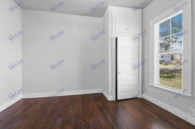 Building Photo - 419 N Grand Ave
