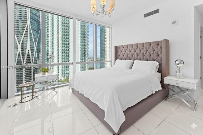 Building Photo - 851 NE 1st Ave