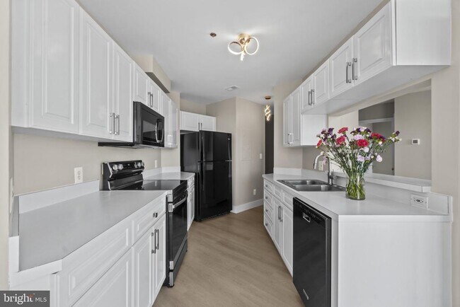 Building Photo - 100 Harborview Dr