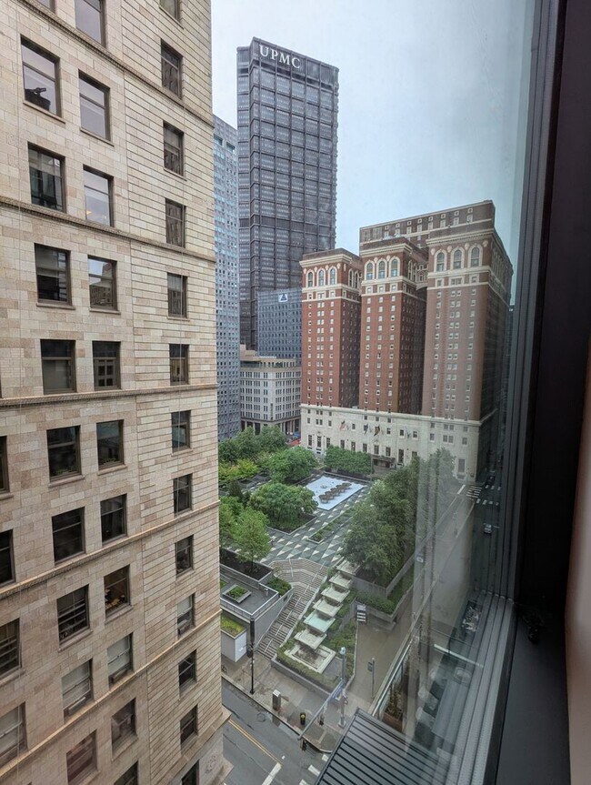 Building Photo - Stunning Downtown 1 Bedroom Condo at The L...