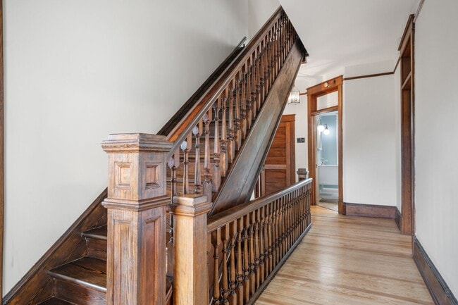 Building Photo - 4 to 5 bed / 2 Bath Just remodeled