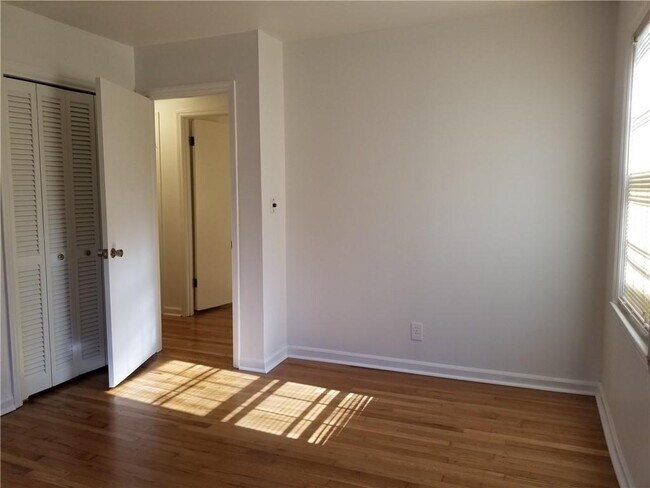 Building Photo - 2467 Woodside Way