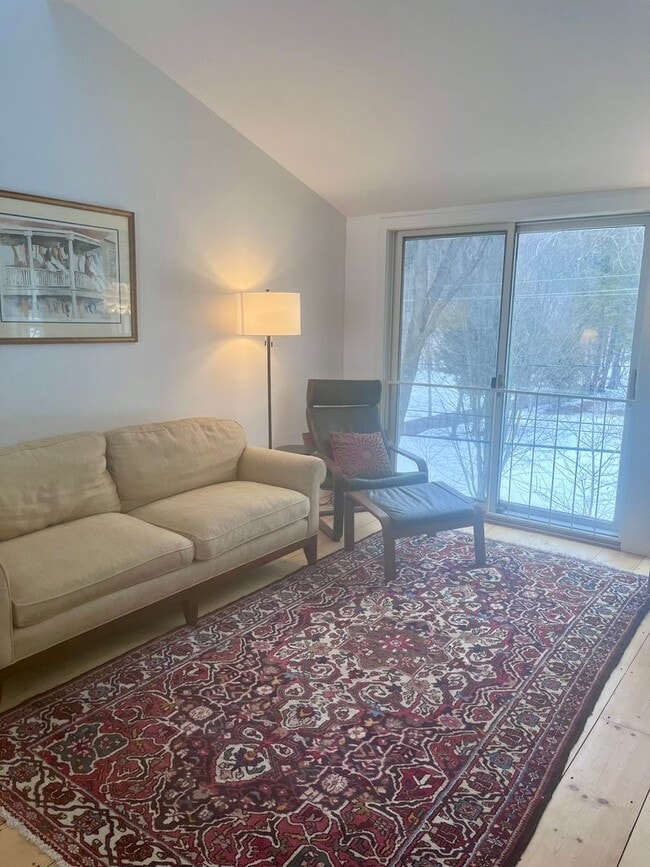 Building Photo - 2 Bedroom in Woodstock