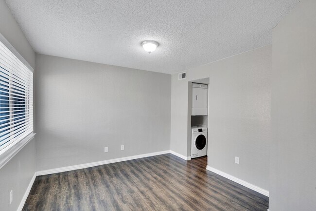 Building Photo - 2309 Balsam Dr