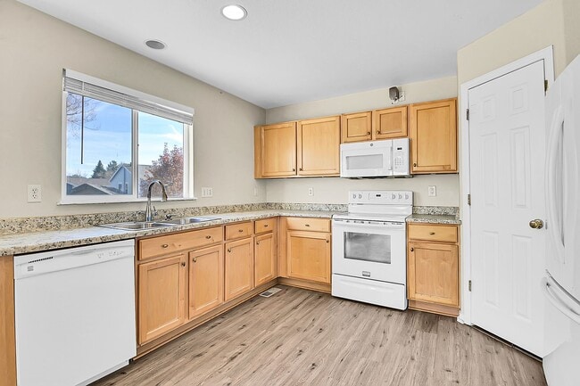 Building Photo - 3 bedroom, 2 bath home with 2 car garage in Highlands Ranch