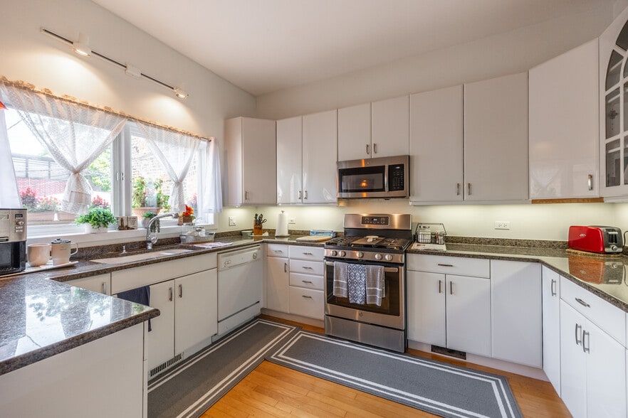 Building Photo - 1723 N Wood St