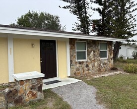 Building Photo - Spacious 2/2 with a garage available until AUGUST
