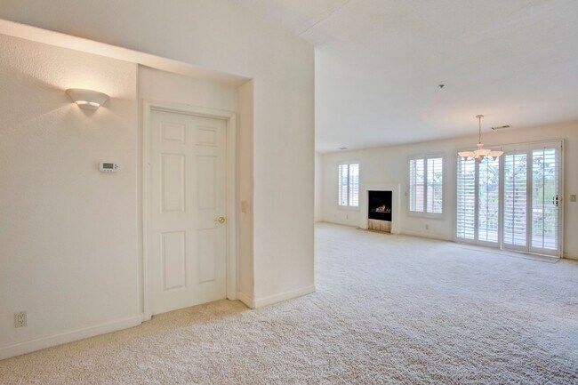 Building Photo - Bright & Airy 3bd/2bth End Unit Condo in F...