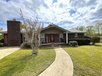 Building Photo - Gorgeous 3/2 Brick Home in Marianna with Bonus Room, Shed, and Fenced Back Yard!