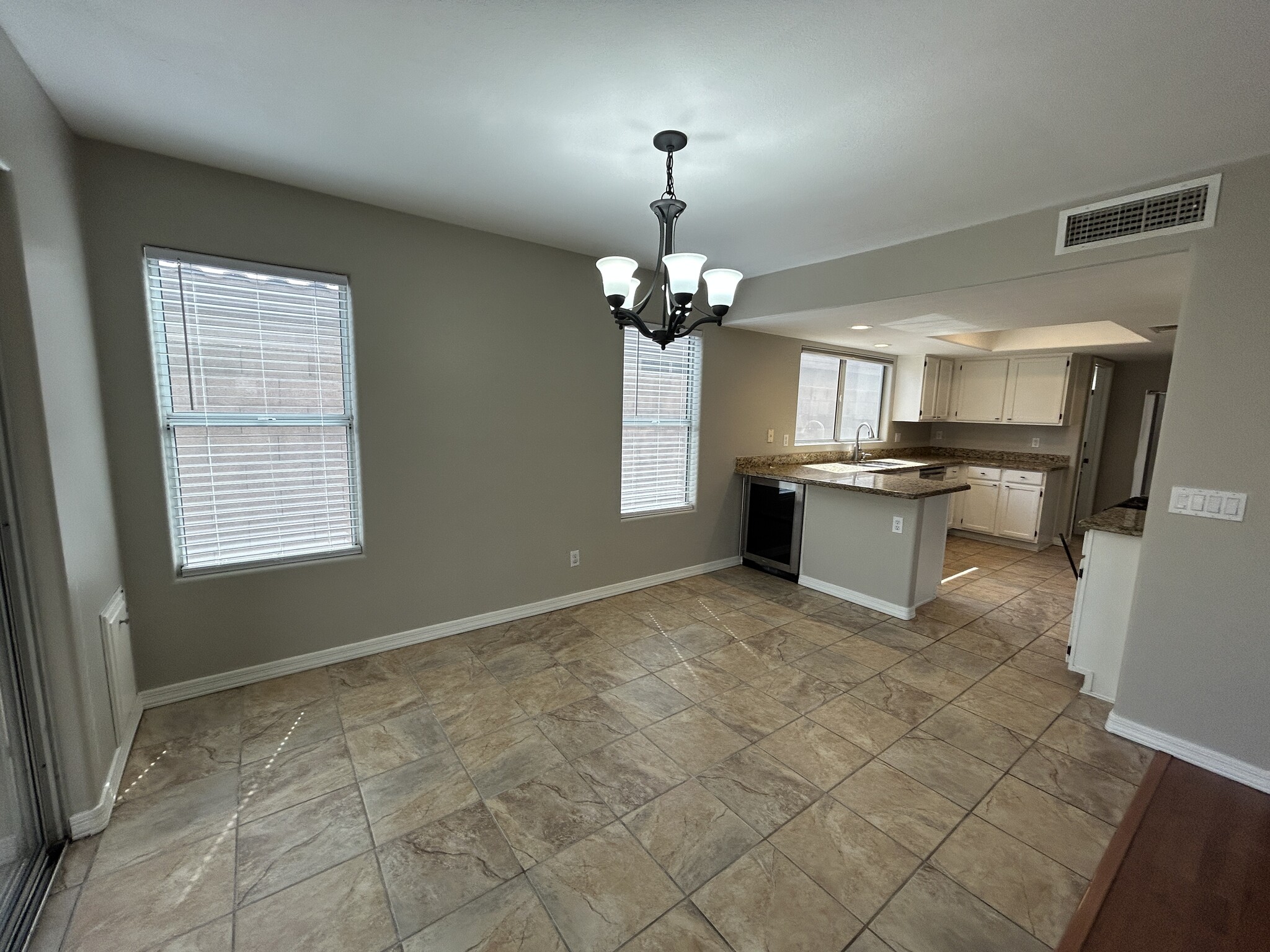 Building Photo - 4132 E Anderson Dr