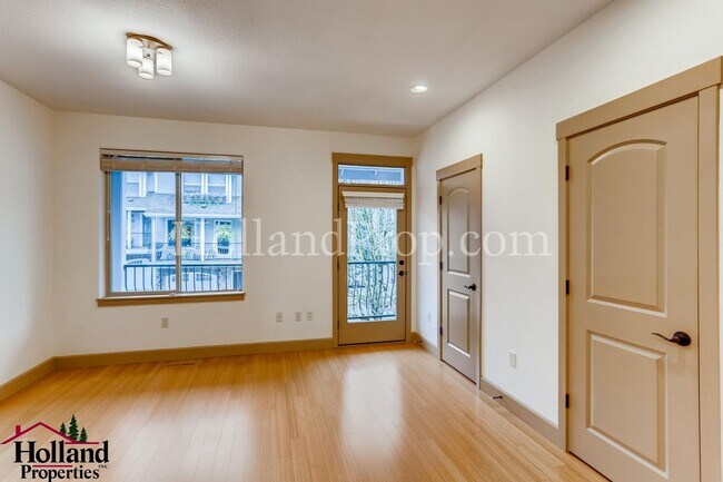Building Photo - Pet free 3 bedroom Home with natural light...