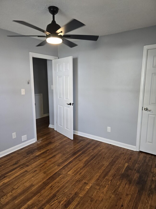 Building Photo - 204 S Robbins Ct