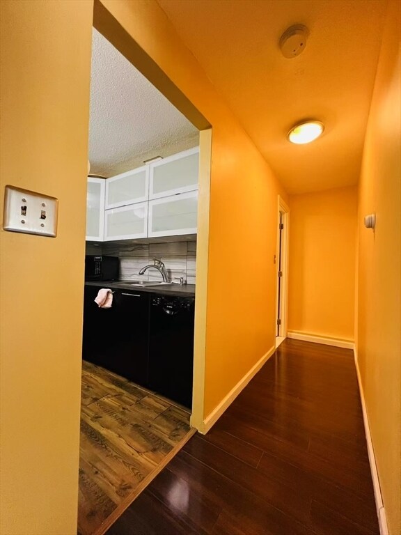 Building Photo - B5 Colonial Dr
