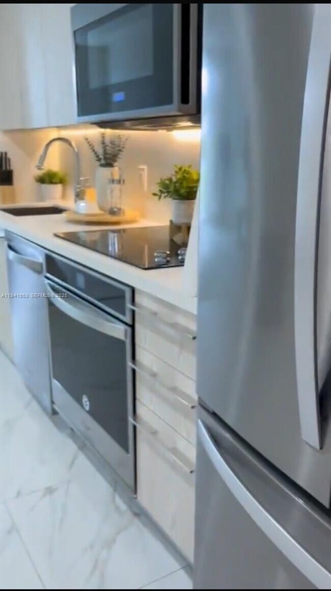 Building Photo - 2000 Metropica Wy