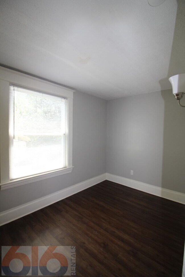 Building Photo - 241 Valley Ave NW