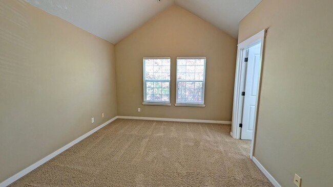 Building Photo - 2 bedroom 2.5 bath townhouse