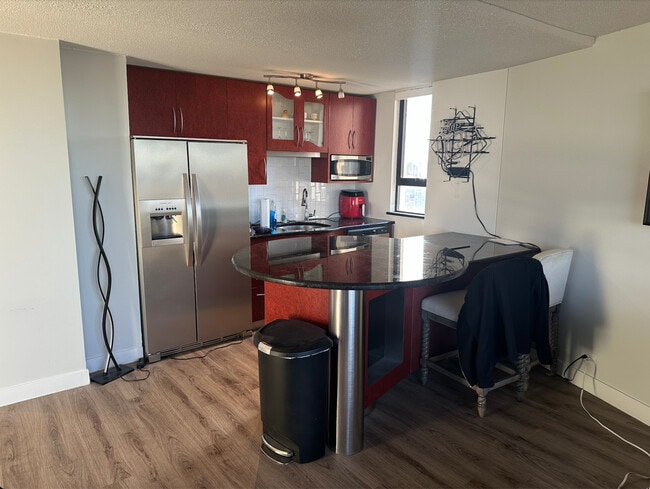 Building Photo - 2 E Oak St