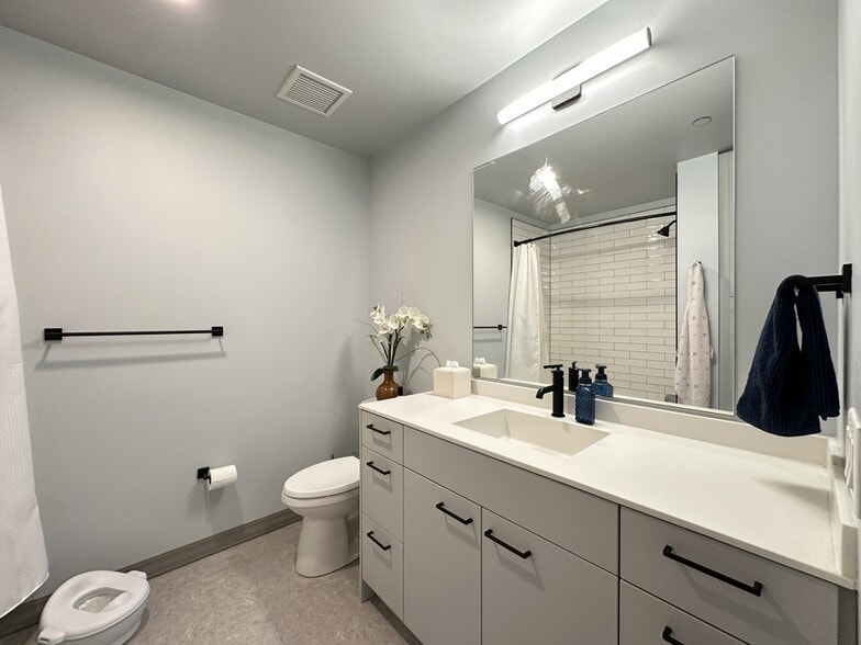 Building Photo - 2155 N Elston Ave