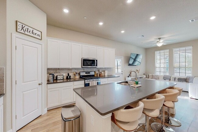 Building Photo - 7524 Redondo Dr