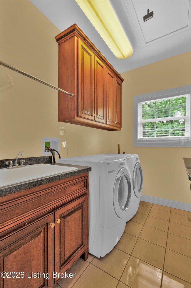Building Photo - 560 N Hubbards Ln