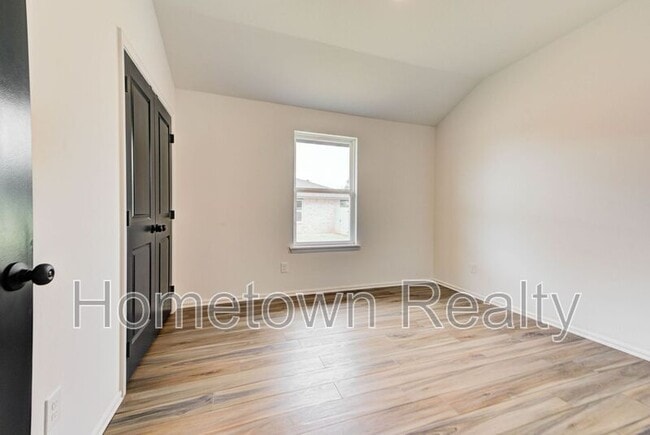 Building Photo - 403 N Cyn Ter