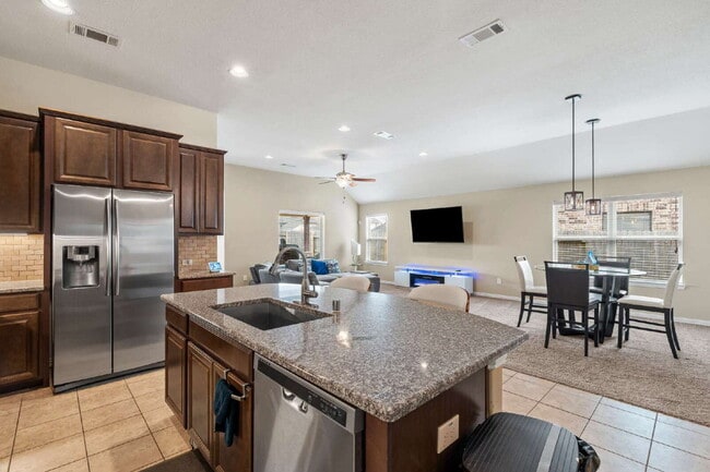 Building Photo - Beautiful 4-Bedroom Home with Solar Panels – Electric Included!