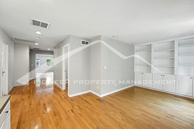 Building Photo - Luxury Meets Location – Impeccable 5BR Hom...