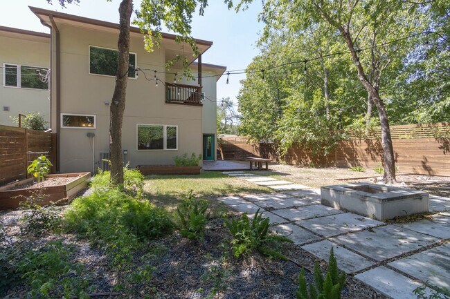 Building Photo - 1702 Forest Hill Dr