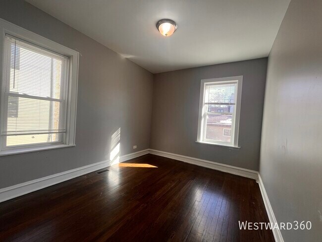 Building Photo - 5653 N Talman Ave