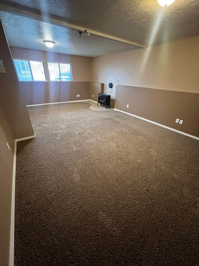 Building Photo - 3 Bedroom 3 Bathroom Highland area home.