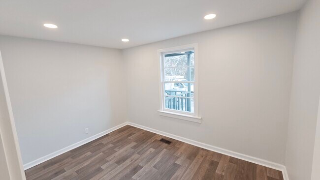 Building Photo - 64 Spruce St