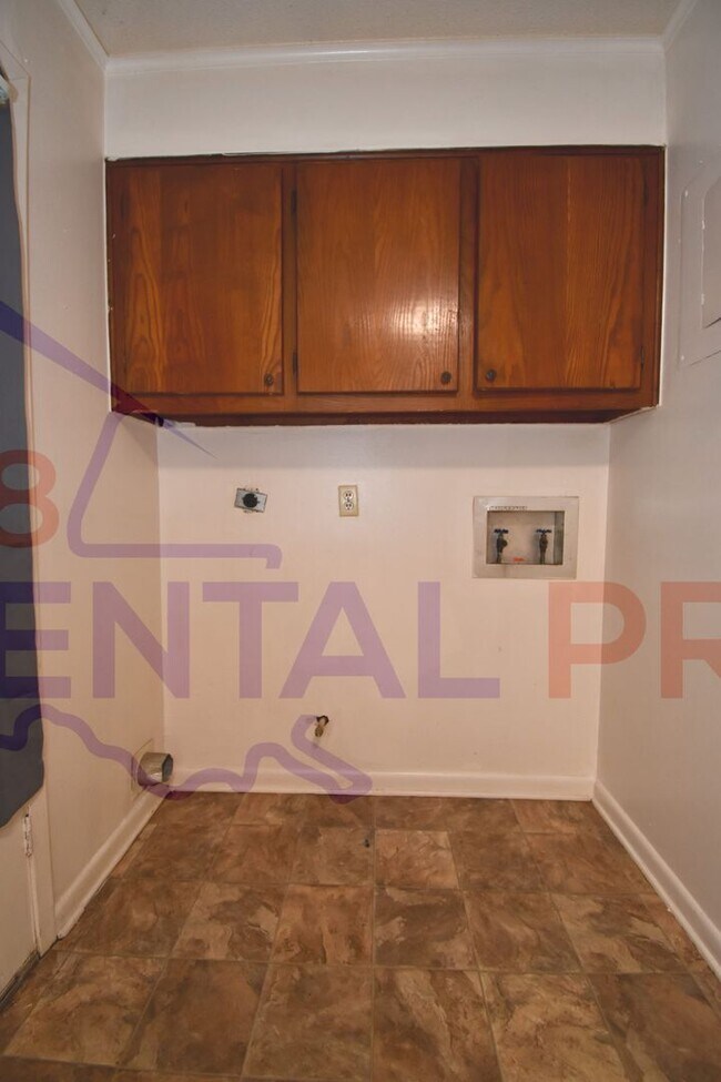 Building Photo - 106/108 Debra Ln