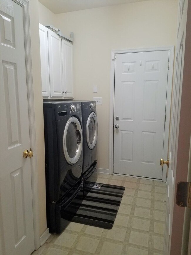 Building Photo - Beautiful transitional 4 bedroom brick rancher on quiet street just off of Hull Street/Genito Roa...