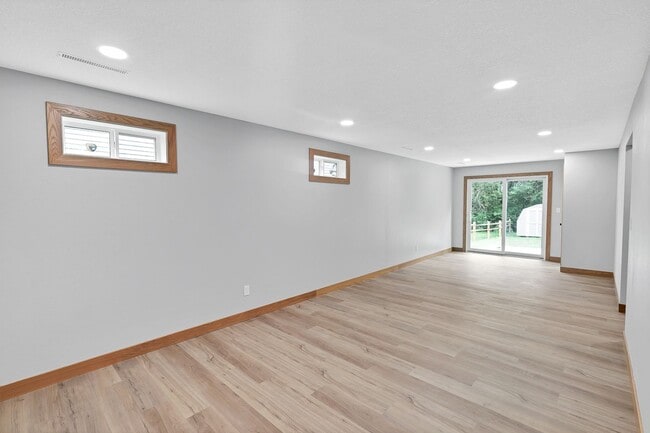 Building Photo - 3+ Bedroom Home in Quiet Neighborhood