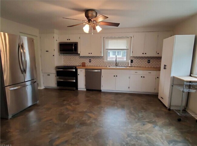 Building Photo - 963 Roberts St