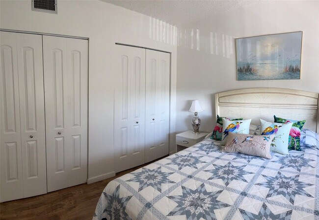 Building Photo - 1055 Country Club Dr