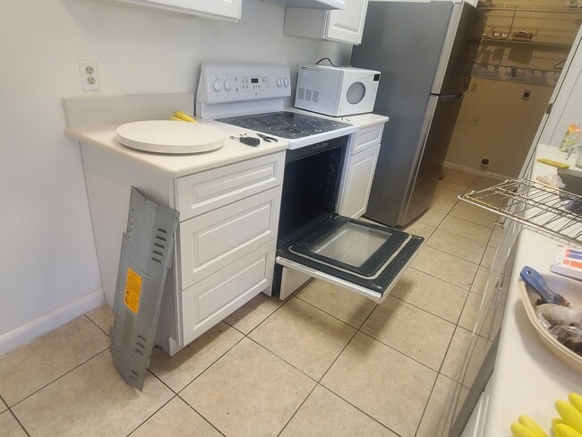 Building Photo - 2842 SW 38th Pl