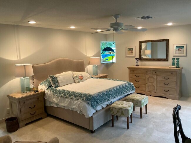 Building Photo - 4559 S Lake Dr