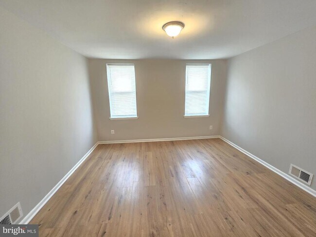 Building Photo - 1207 E Lanvale St