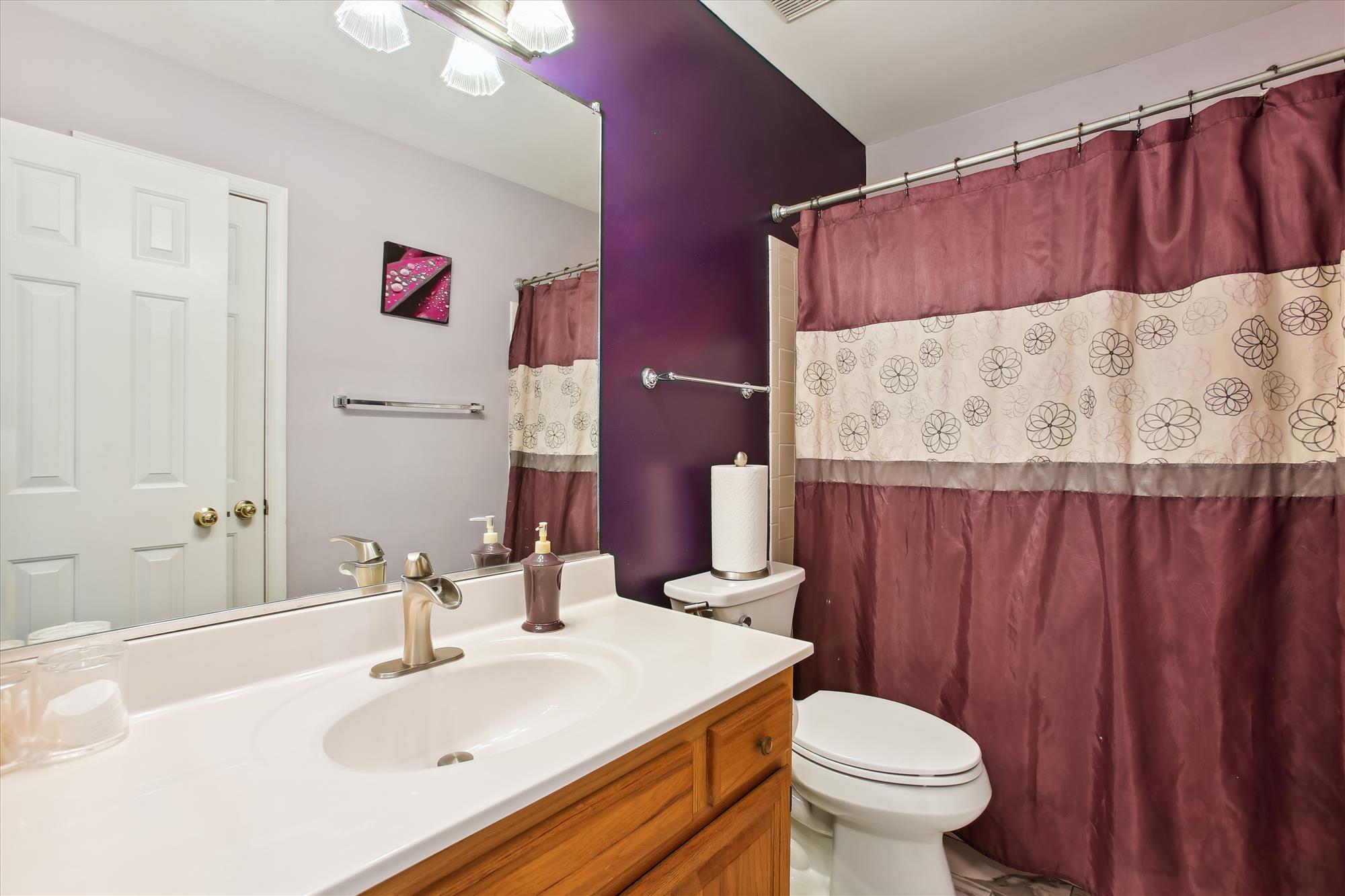 Full Bathroom in Upstairs Hallway - 5806 Appleford Dr