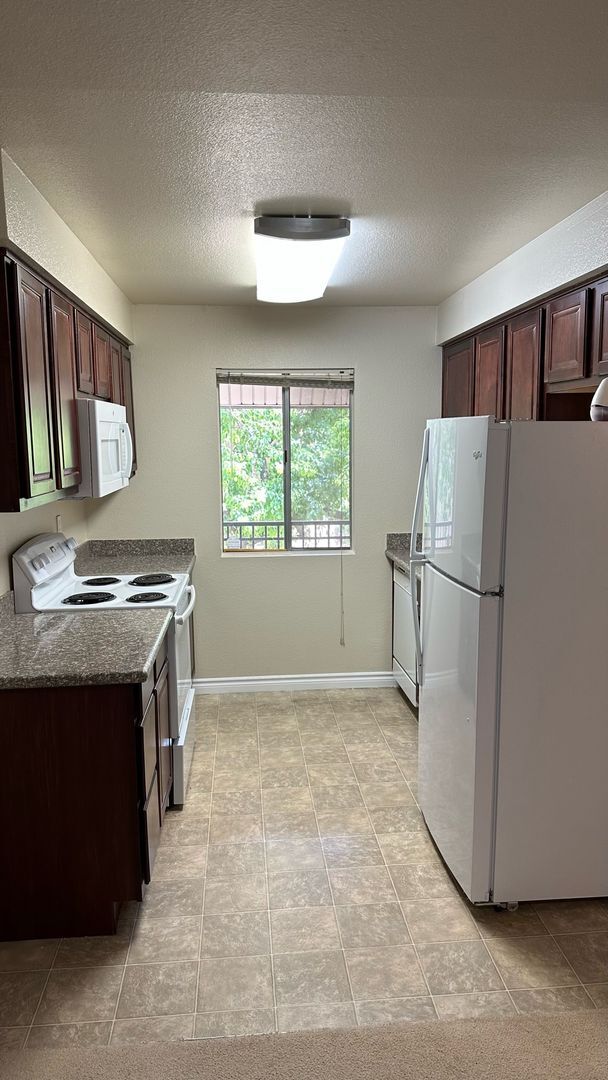 Building Photo - 1 Bedroom Condo with community pool & tenn...